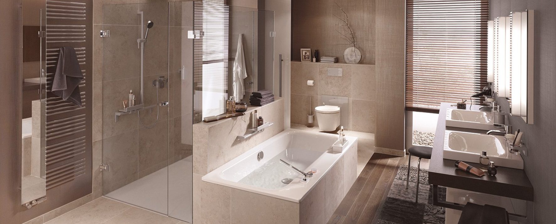 Die Nischendusche hinter der Badewanne wurde oberhalb der Badewanne mit einem feststehenden Glaselement abgeteilt, eine Glas-Drehtür in der Front ergänzt die bodengleiche Dusche.